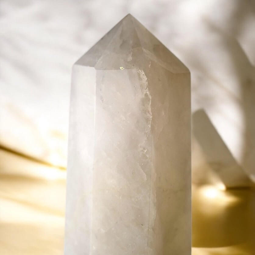 Imposanter Obelisk aus Bergkristall – Natürliche Kraftquelle für positive Energie