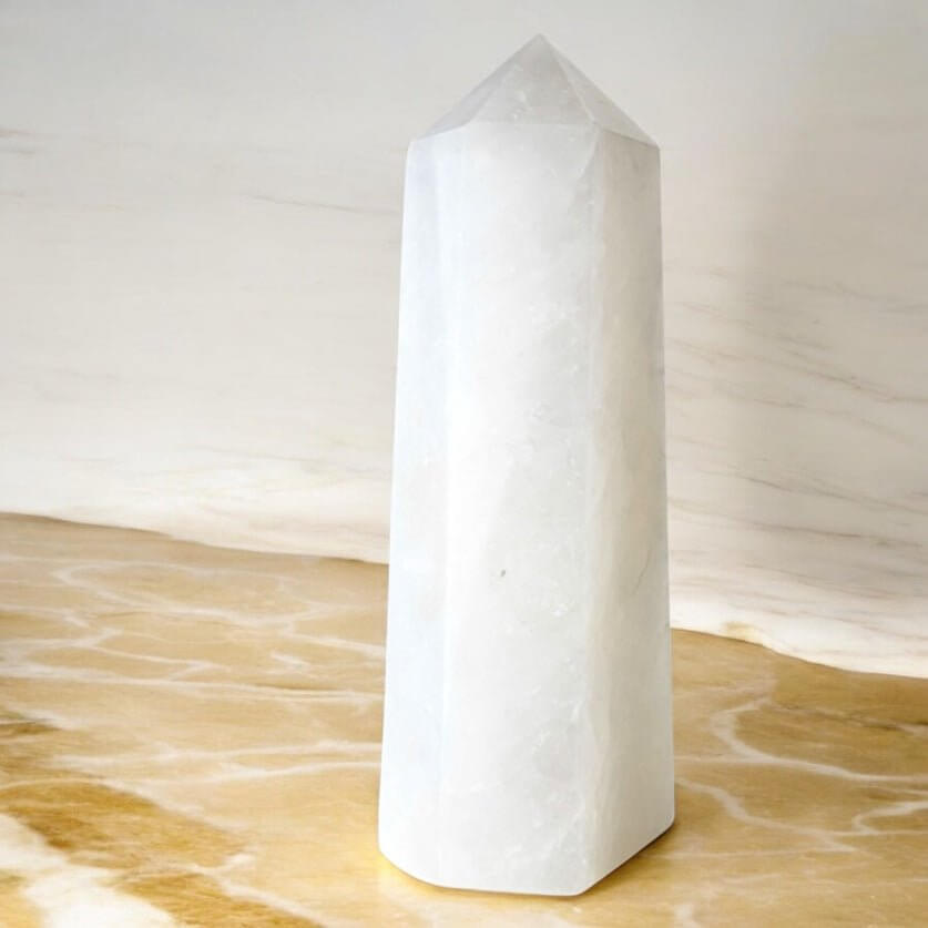 Imposanter Obelisk aus Bergkristall – Natürliche Kraftquelle für positive Energie