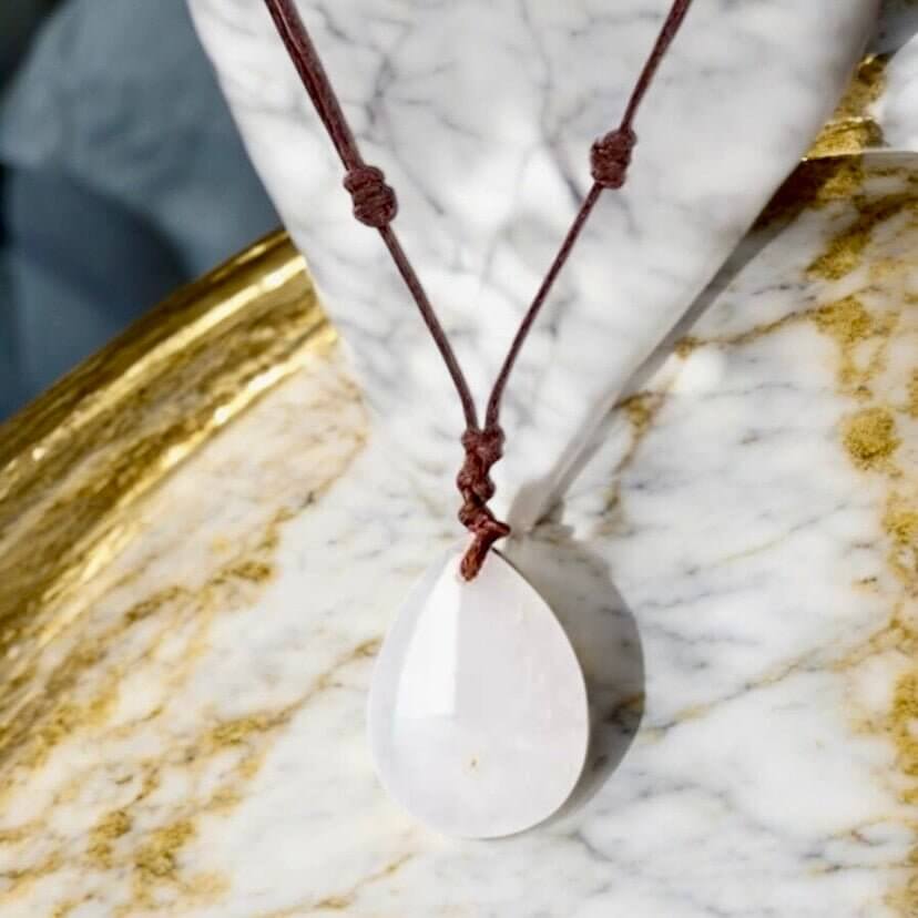 Verstellbare Halskette mit tropfenförmigem Bergkristall