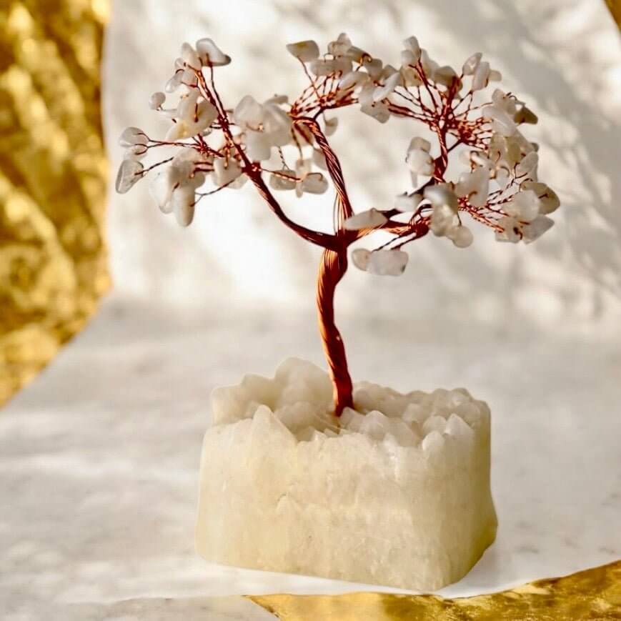 Weißer Quarz Baum auf Bergkristalldruse - Funkelnde Natur in hellen Tönen