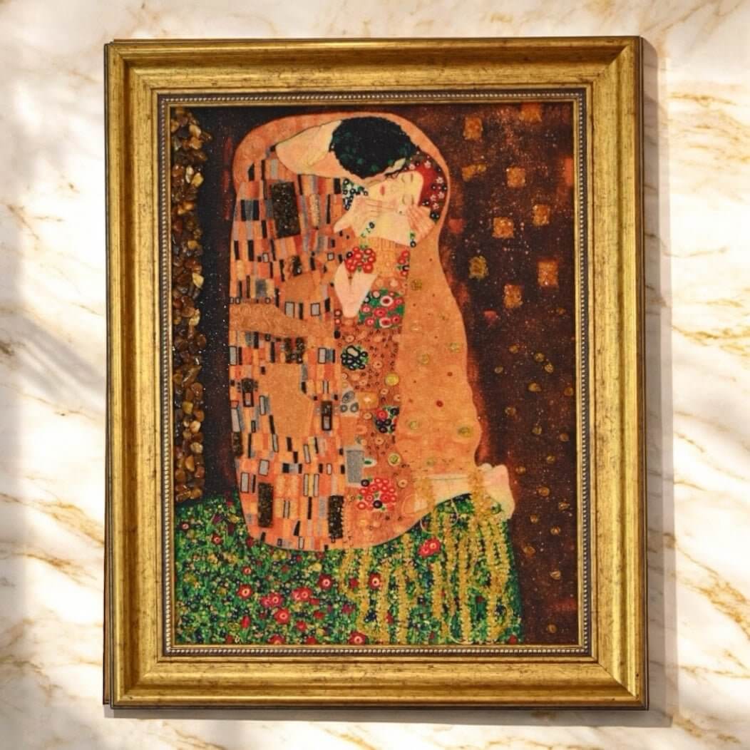 Bernsteinbild mit Rahmen „Der Kuss“ – Ausdrucksstarkes Naturkunstwerk für Energie und Balance