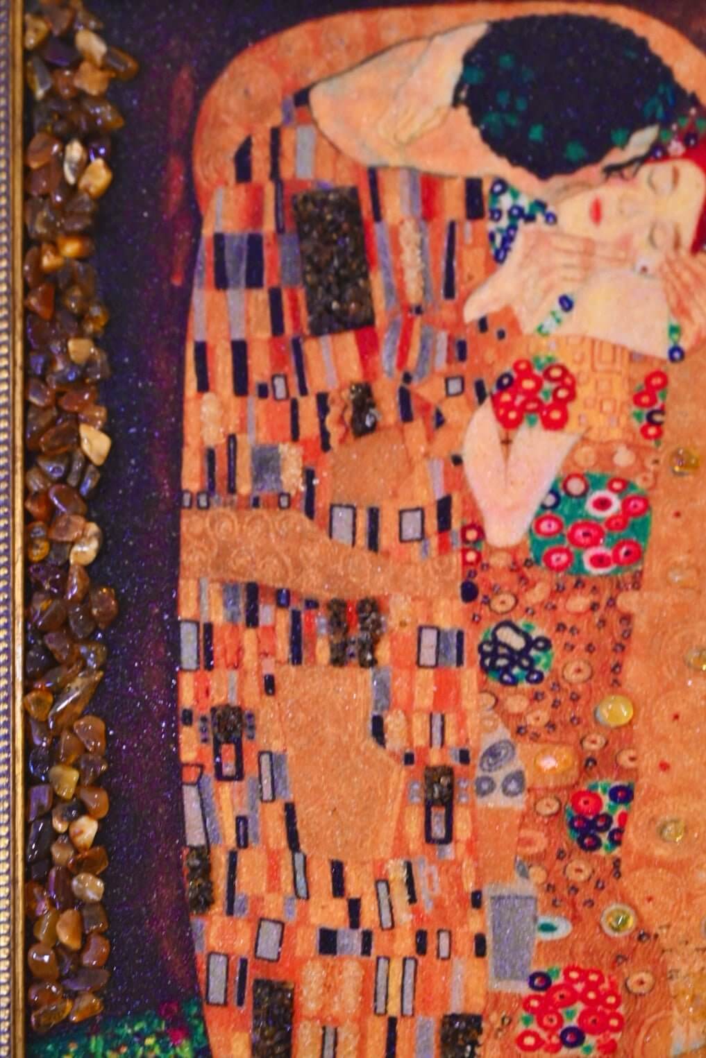 Bernsteinbild mit Rahmen „Der Kuss“ – Ausdrucksstarkes Naturkunstwerk für Energie und Balance