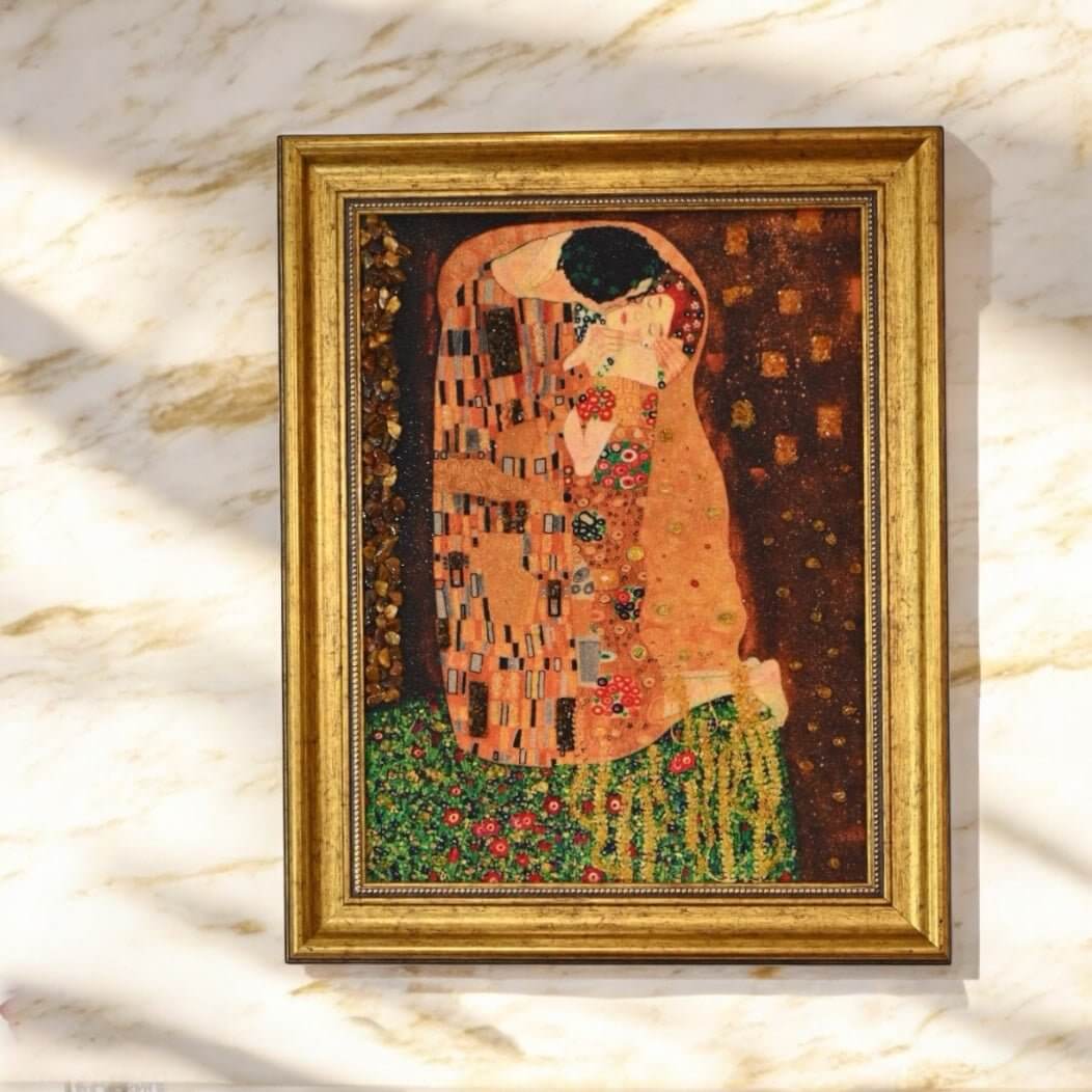 Bernsteinbild mit Rahmen „Der Kuss“ – Ausdrucksstarkes Naturkunstwerk für Energie und Balance