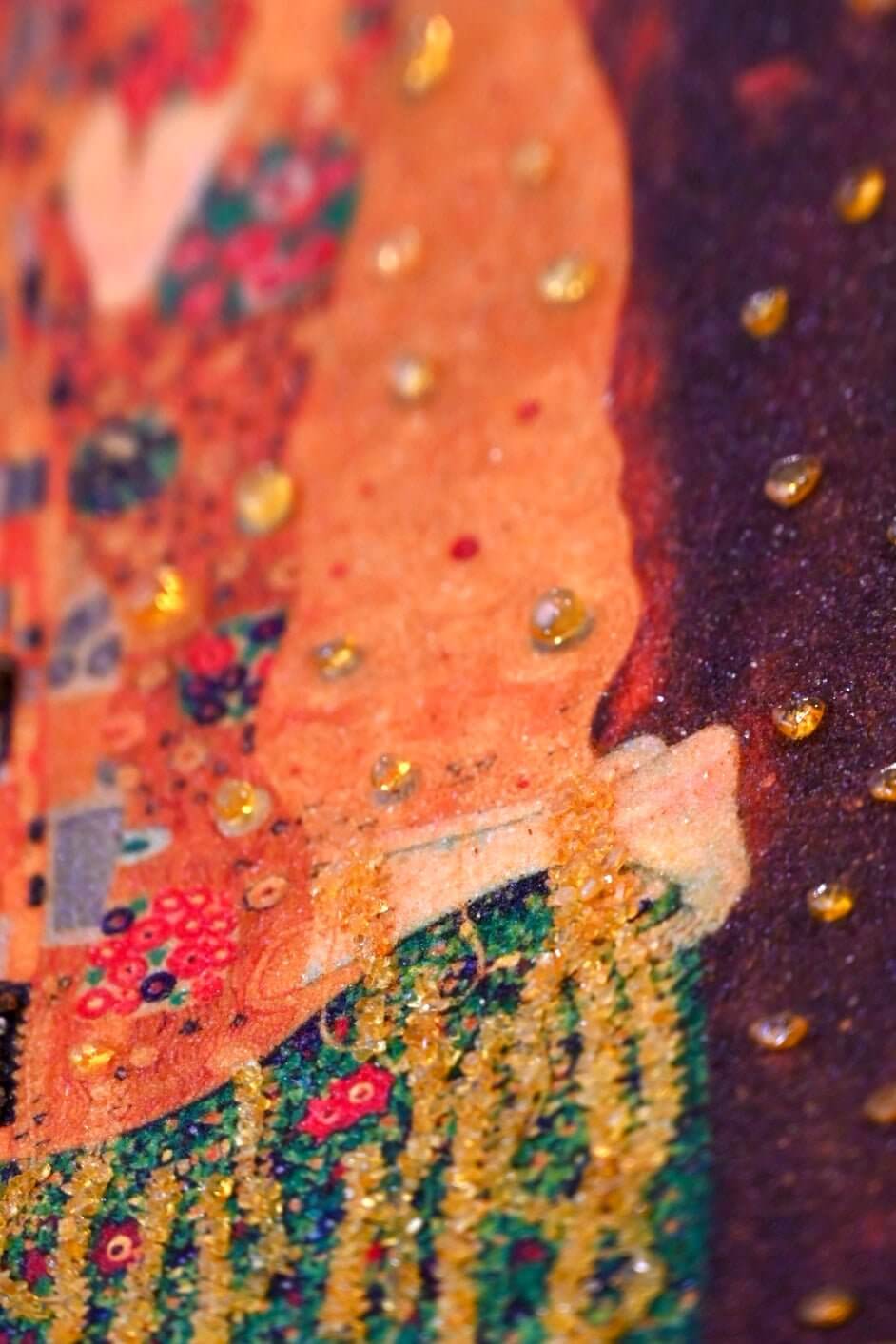 Bernsteinbild mit Rahmen „Der Kuss“ – Ausdrucksstarkes Naturkunstwerk für Energie und Balance