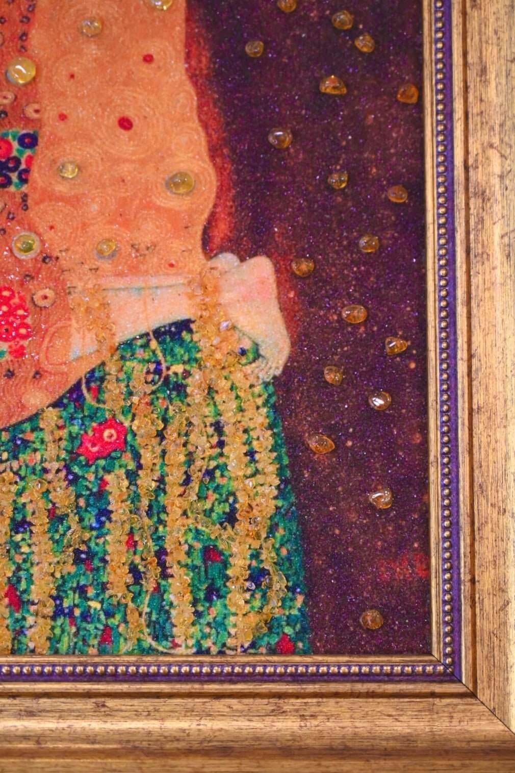 Bernsteinbild mit Rahmen „Der Kuss“ – Ausdrucksstarkes Naturkunstwerk für Energie und Balance