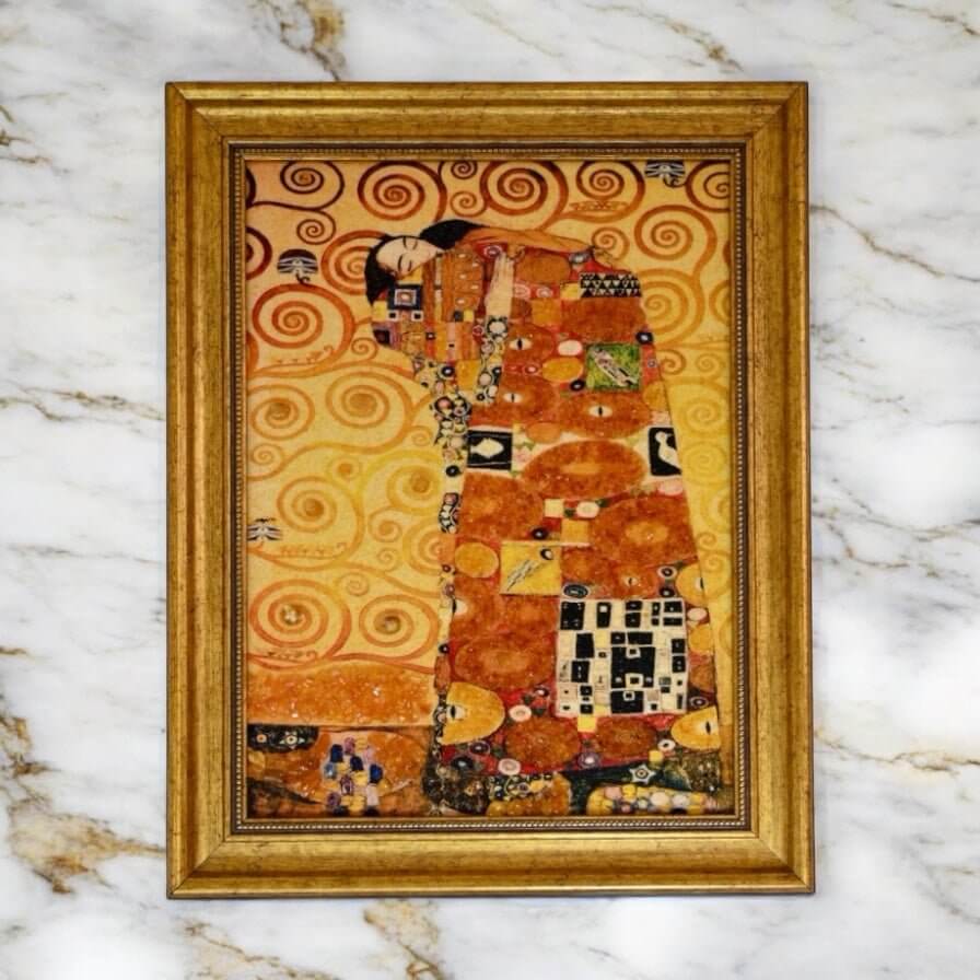 „Der Kuss II“ – Bernstein-Kunstobjekt mit Rahmen für stilvolle Atmosphäre