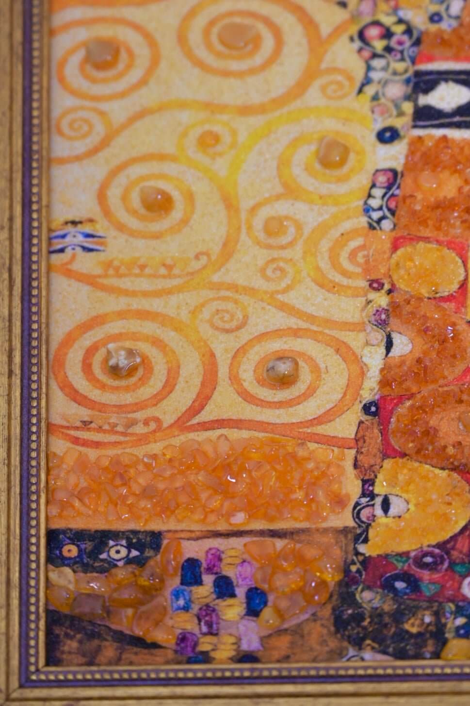 „Der Kuss II“ – Bernstein-Kunstobjekt mit Rahmen für stilvolle Atmosphäre