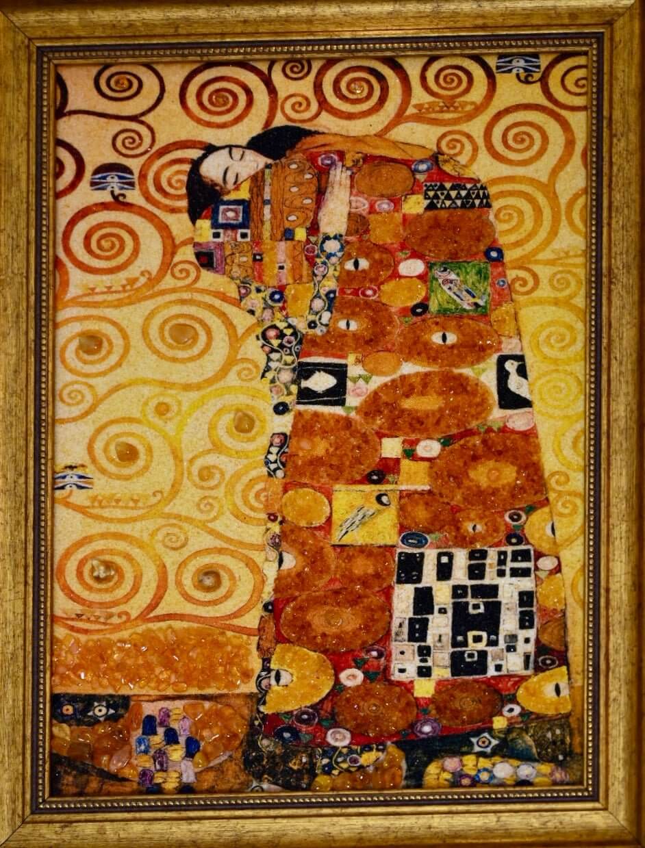 „Der Kuss II“ – Bernstein-Kunstobjekt mit Rahmen für stilvolle Atmosphäre