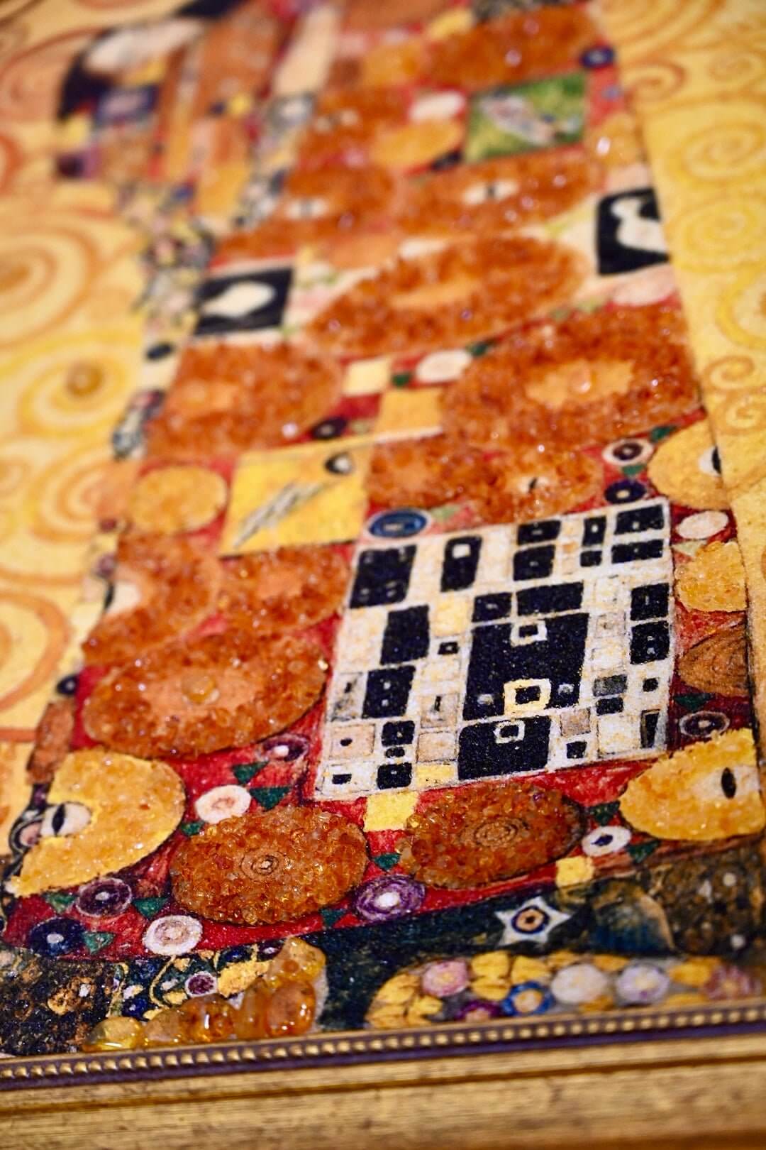 „Der Kuss II“ – Bernstein-Kunstobjekt mit Rahmen für stilvolle Atmosphäre