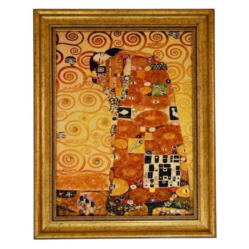 „Der Kuss II“ – Bernstein-Kunstobjekt mit Rahmen für stilvolle Atmosphäre