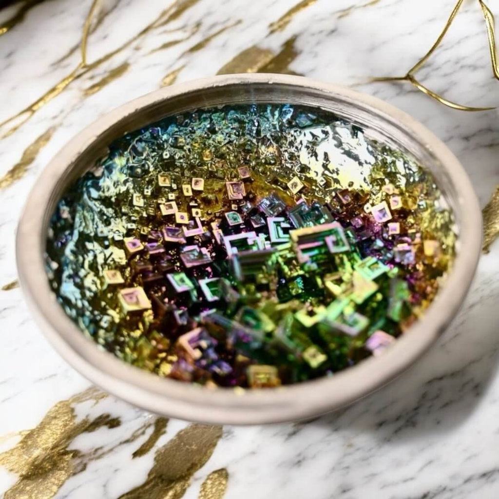 Bismut Schale in Regenbogenfarben – Ausdrucksstarkes Kristallobjekt für Sammler