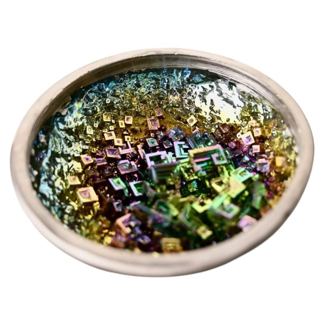 Bismut Schale in Regenbogenfarben – Ausdrucksstarkes Kristallobjekt für Sammler