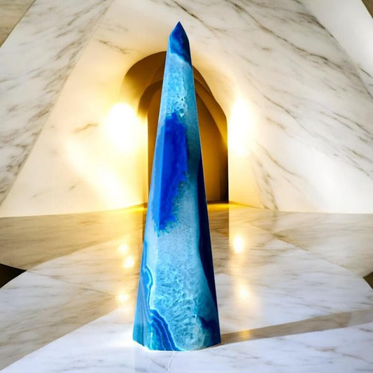 Blauer Achat-Obelisk – Intensivblauer Edelstein als eleganter Begleiter für Meditation und Raumenergie