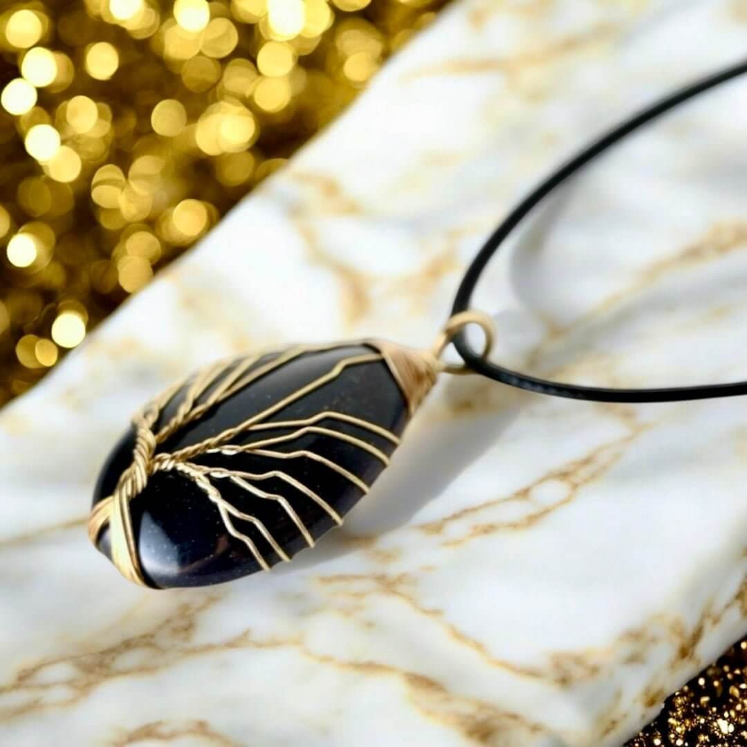 Halskette mit tropfenförmigen Blaufluss und goldener Verzierung