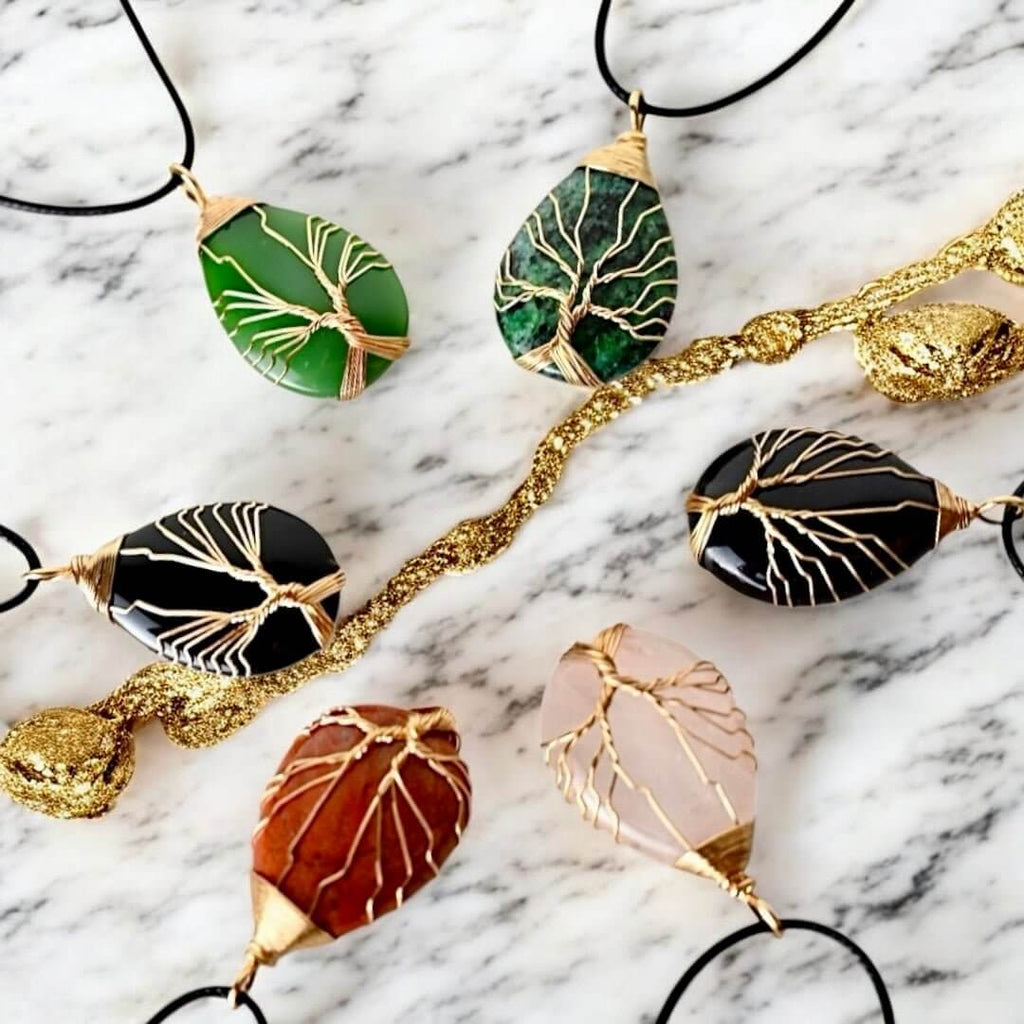 Halskette mit tropfenförmigen Blaufluss und goldener Verzierung