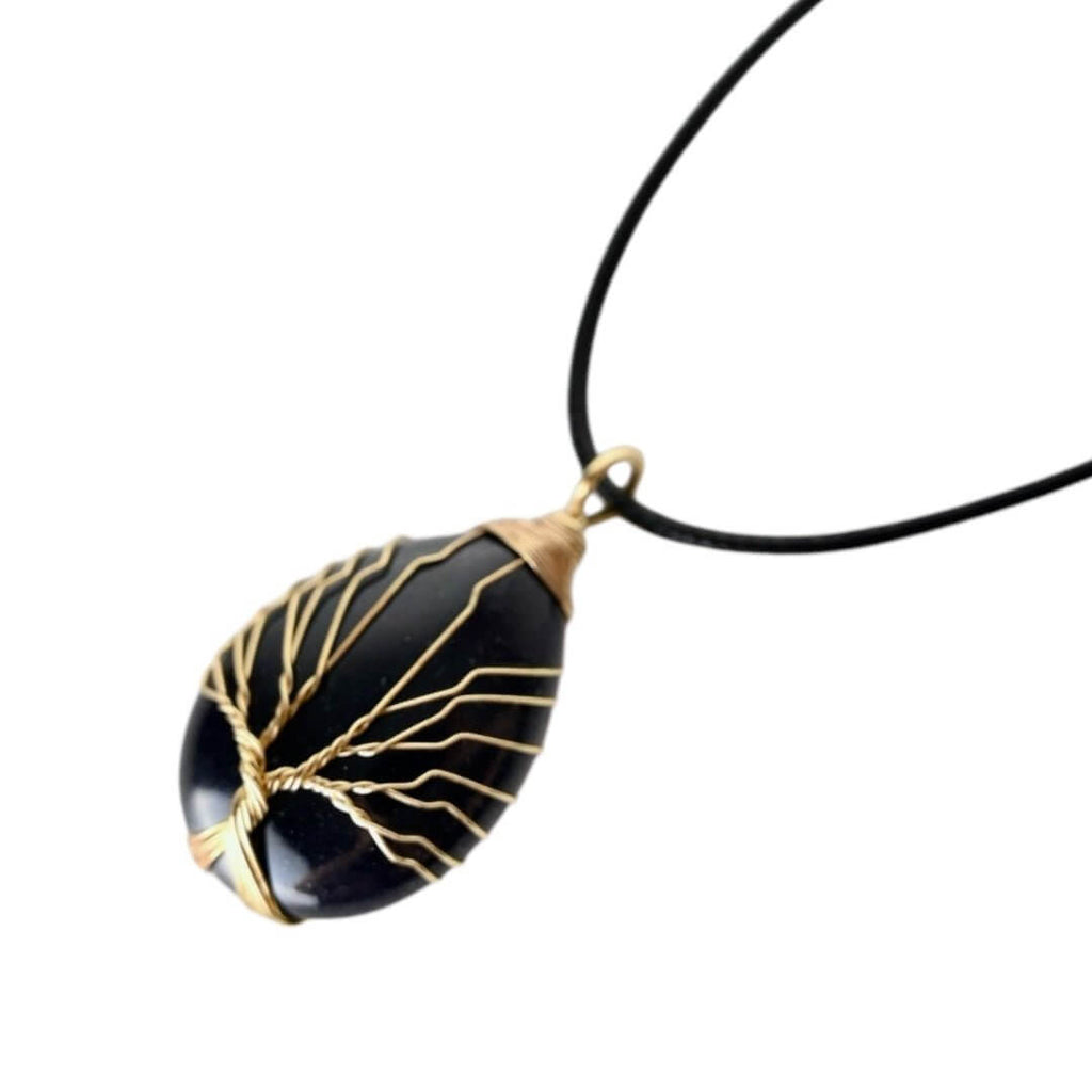 Halskette mit tropfenförmigen Blaufluss und goldener Verzierung