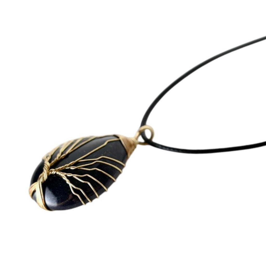 Halskette mit tropfenförmigen Blaufluss und goldener Verzierung