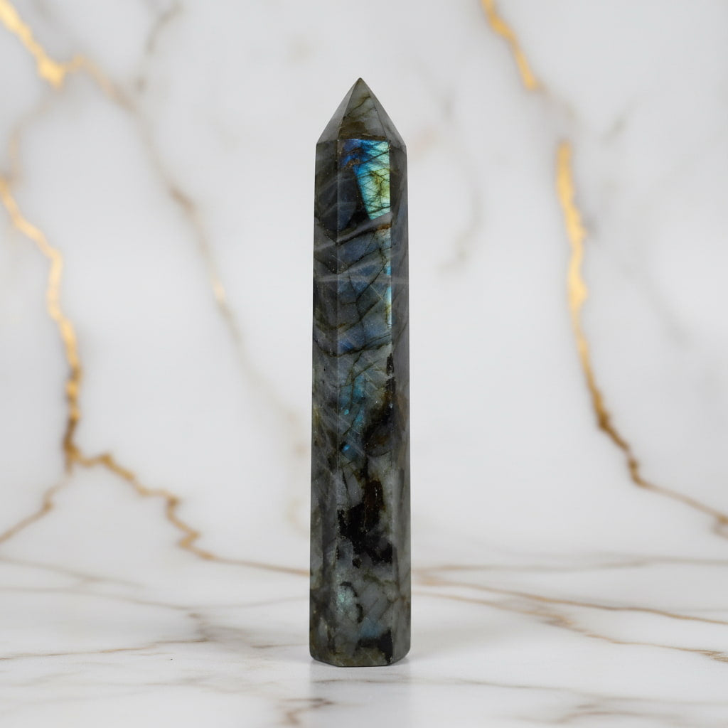 Labradorit Obelisk – Mystischer Edelstein für Ihr Zuhause CrystalScents