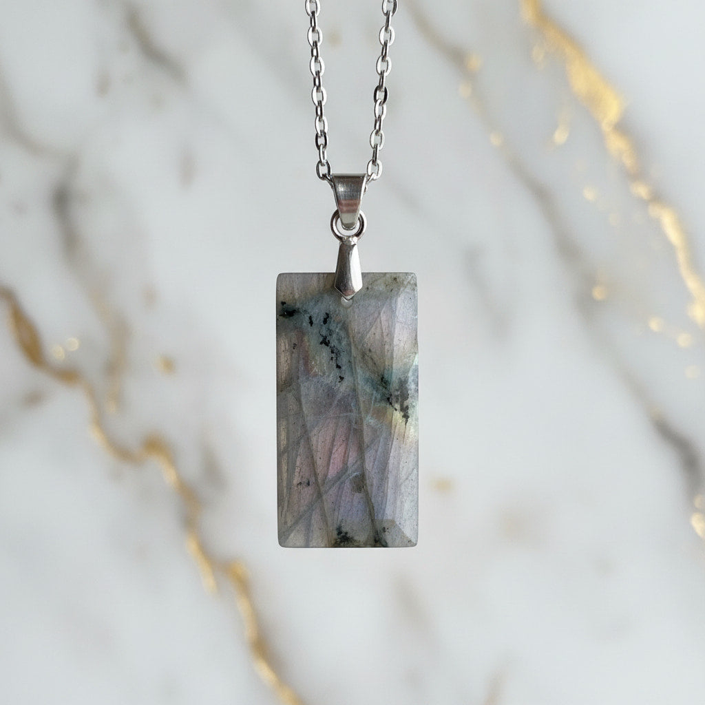 Labradorit Halskette - Geschliffener Anhänger CrystalScents