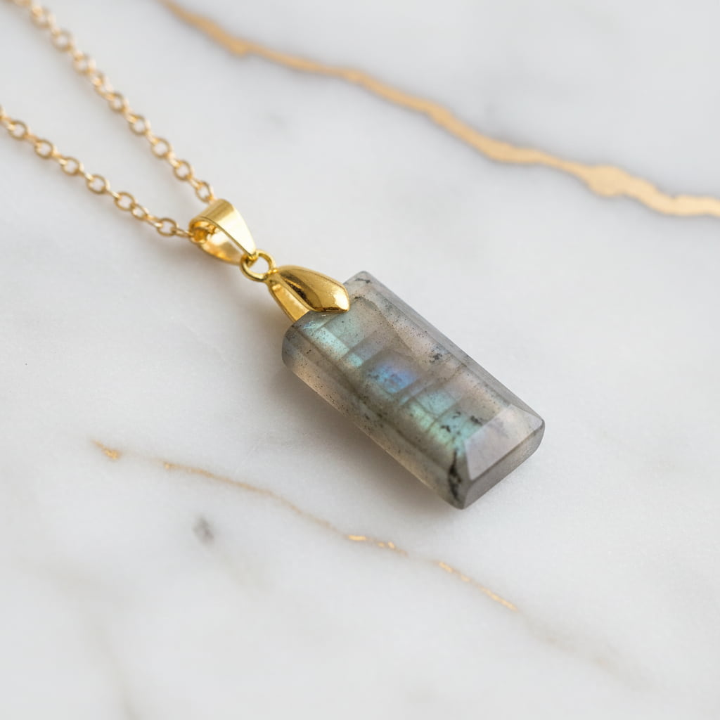 Goldene Kette mit geschliffenen Labradorit-Anhänger CrystalScents
