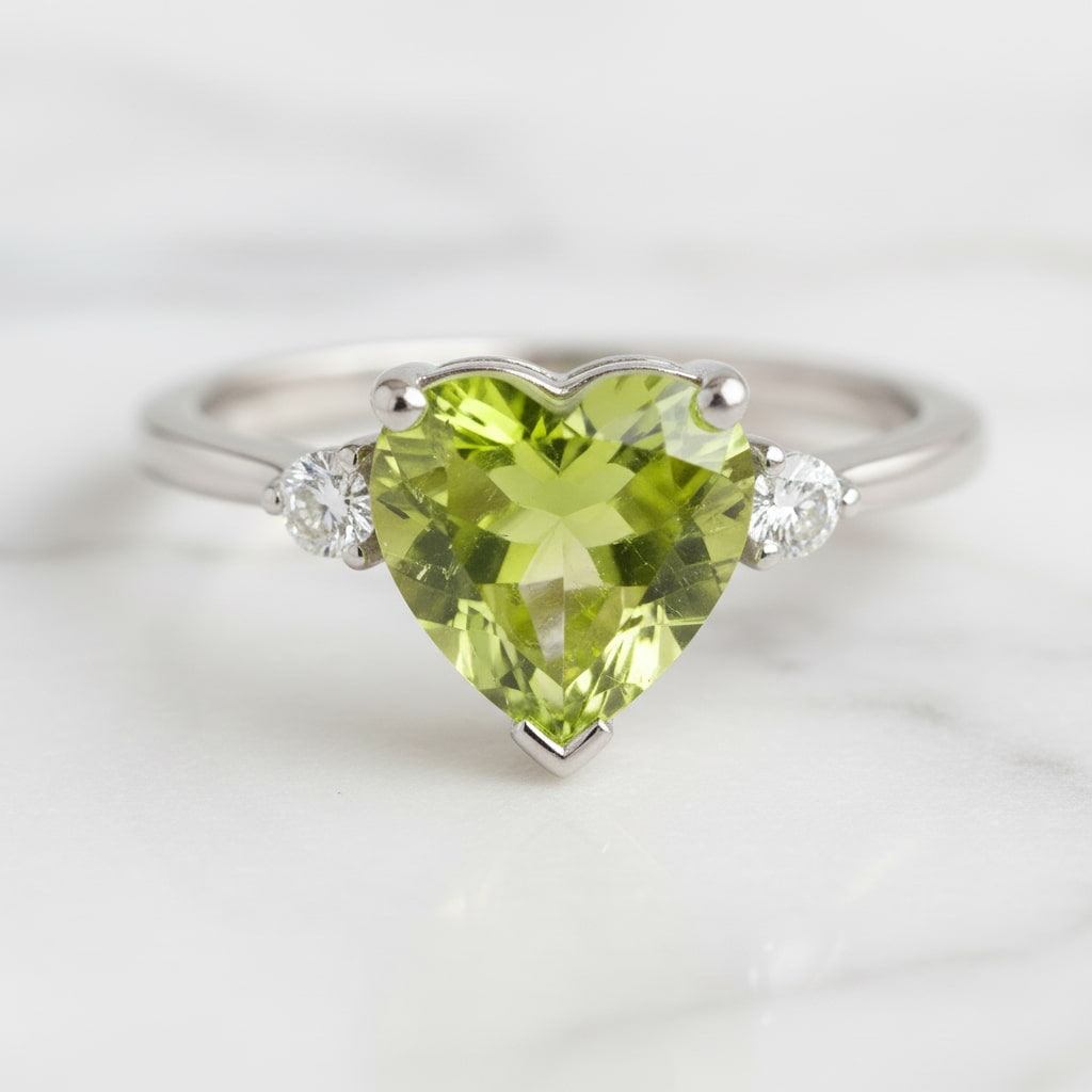 Peridot Ring - Eleganz & Erneuerung CrystalScents