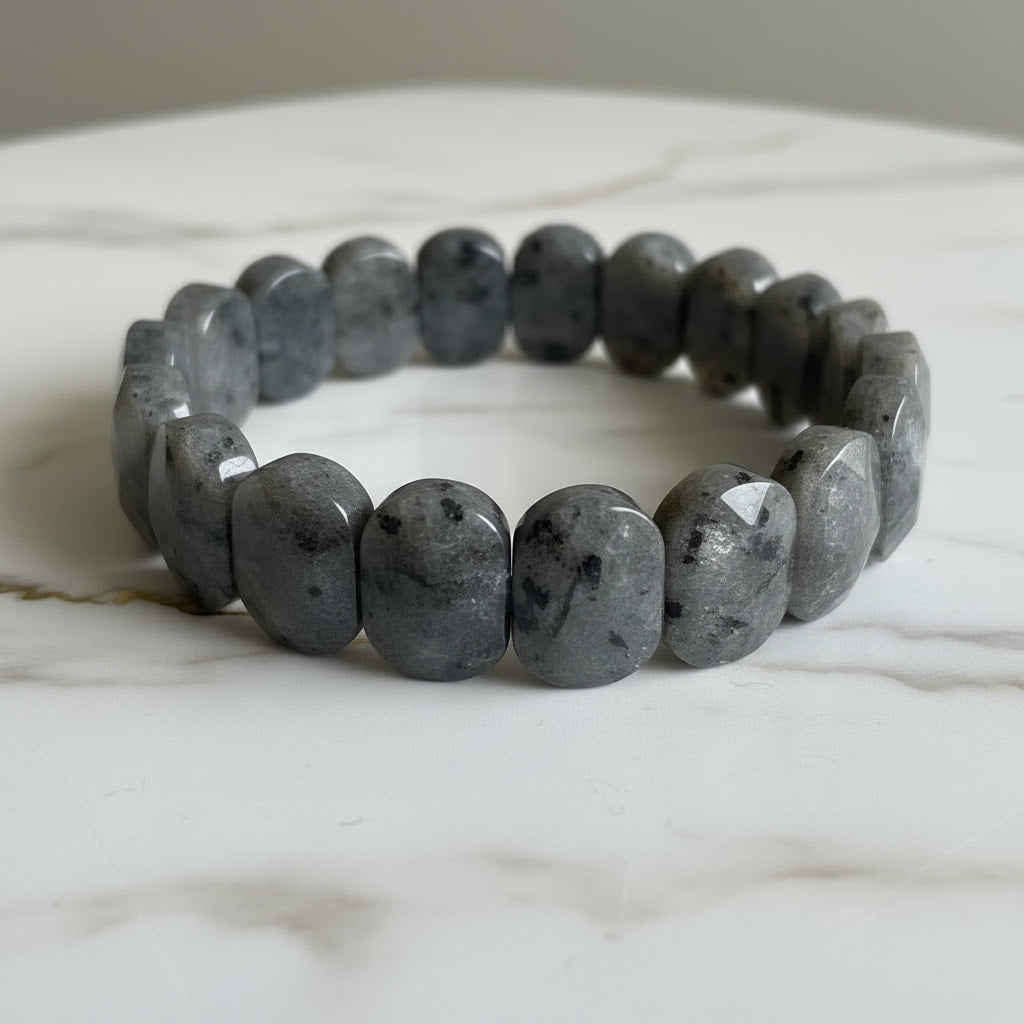 Larvikit Facettenarmband – Fokus & Transformation CrystalScents