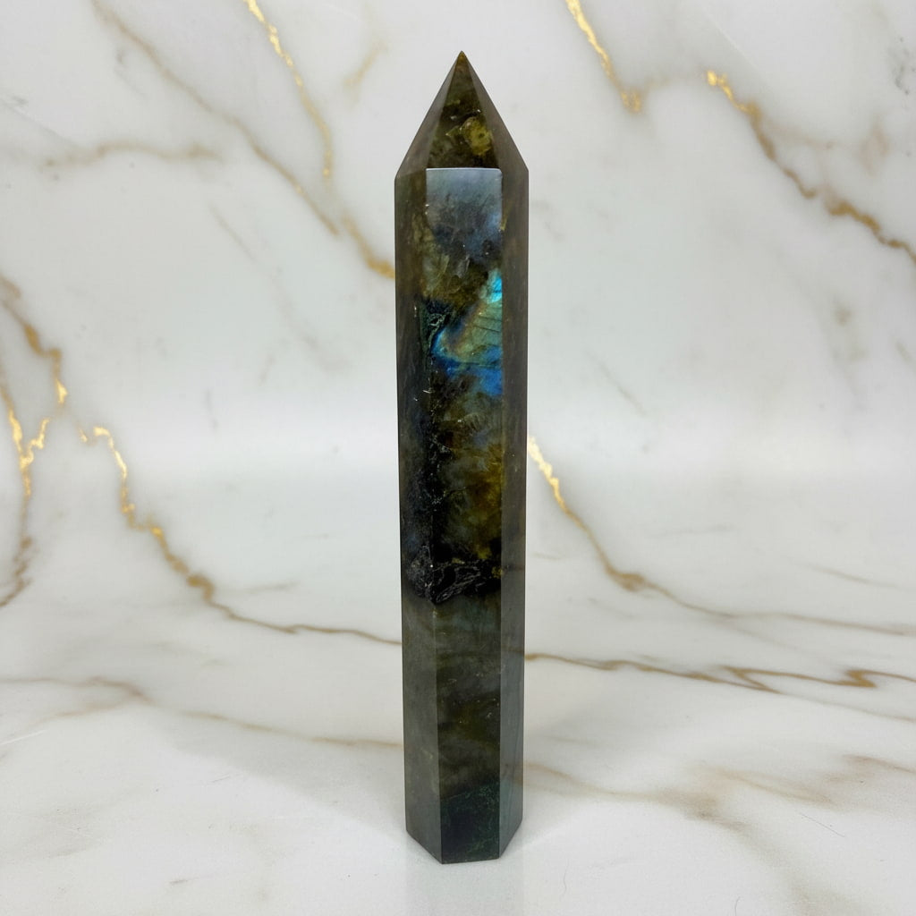 Labradorit Obelisk – Licht & Leidenschaft
