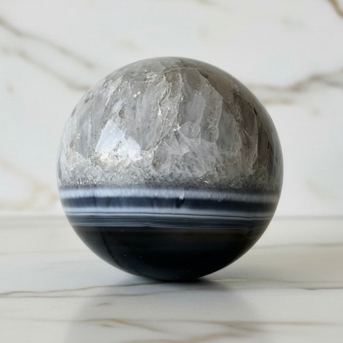 Achat Kugel – Schwarz & Weiß vereint