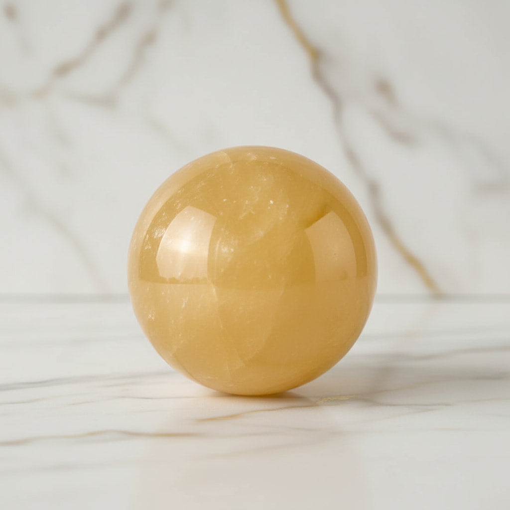Große Calcit Kugel – Leuchtender Begleiter für Motivation CrystalScents