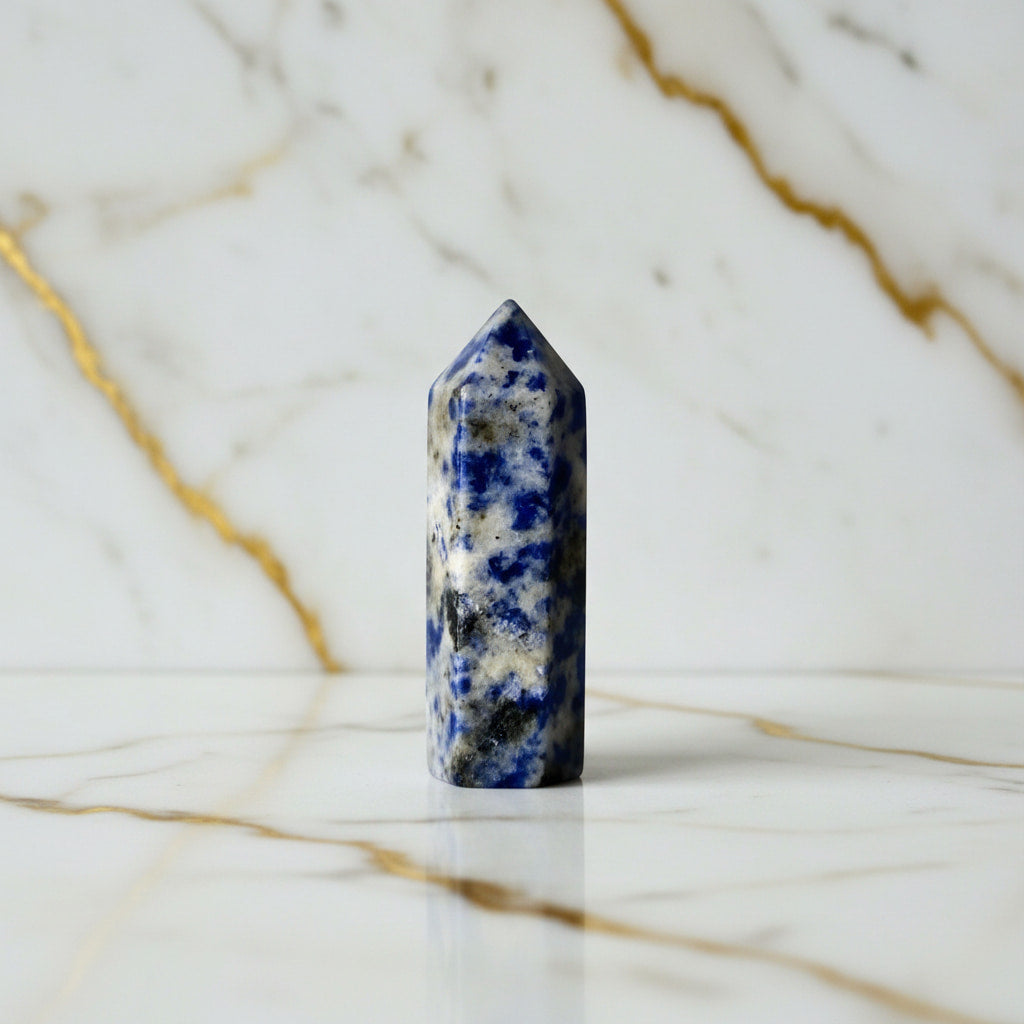Mini Sodalit Obelisk - Tiefblaues Wunderwerk CrystalScents