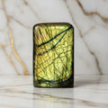 Labradorit Freiform – Mystisches Farbspiel in Gold und Grün CrystalScents