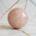 Sehr große Rosenquarz Kugel – kraftvolle Herzensfreude CrystalScents