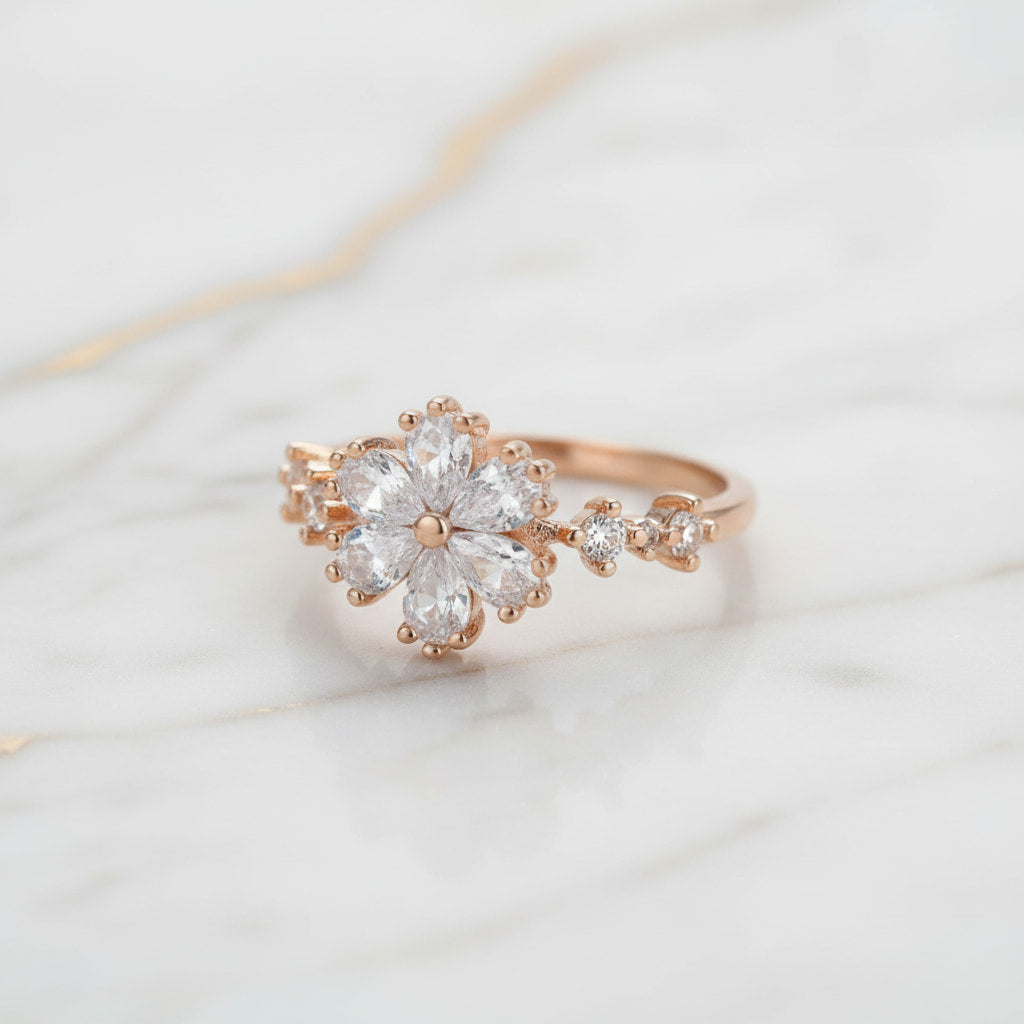 Ring in Roségold mit strahlender Blumenverzierung CrystalScents
