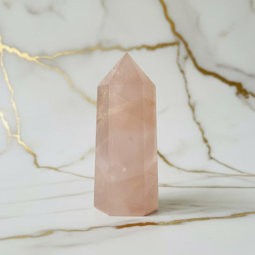 Rosenquarz Obelisk – Kraftquelle für innere Balance CrystalScents
