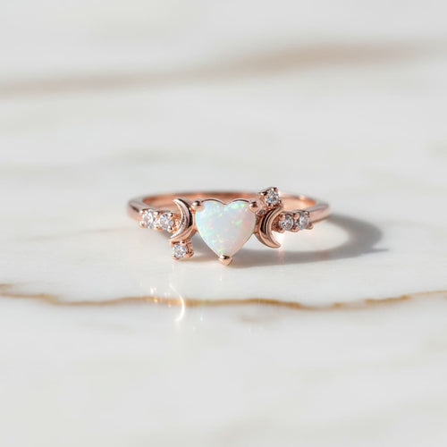 Opal Ring Herzform – Romantische Akzente CrystalScents