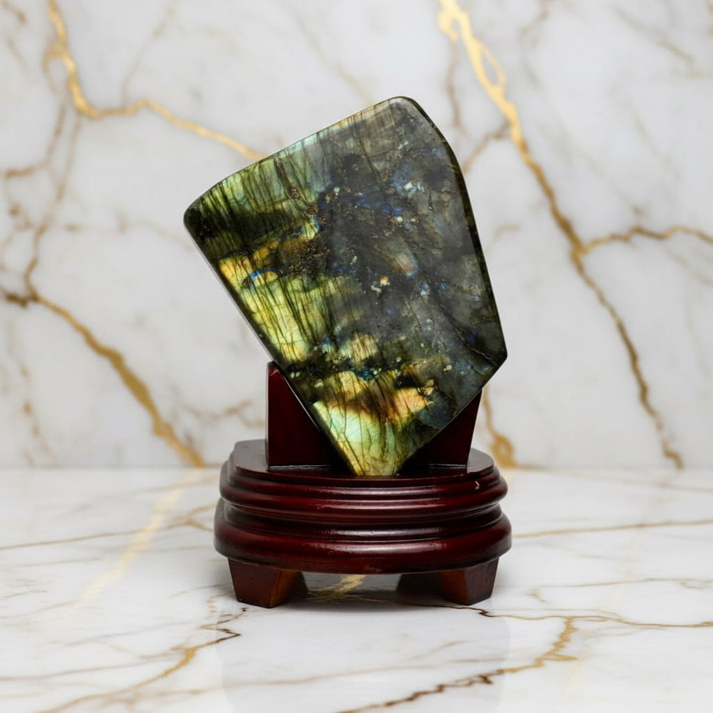 Große Labradorit Freiform auf Sockel – Magischer Schimmer CrystalScents