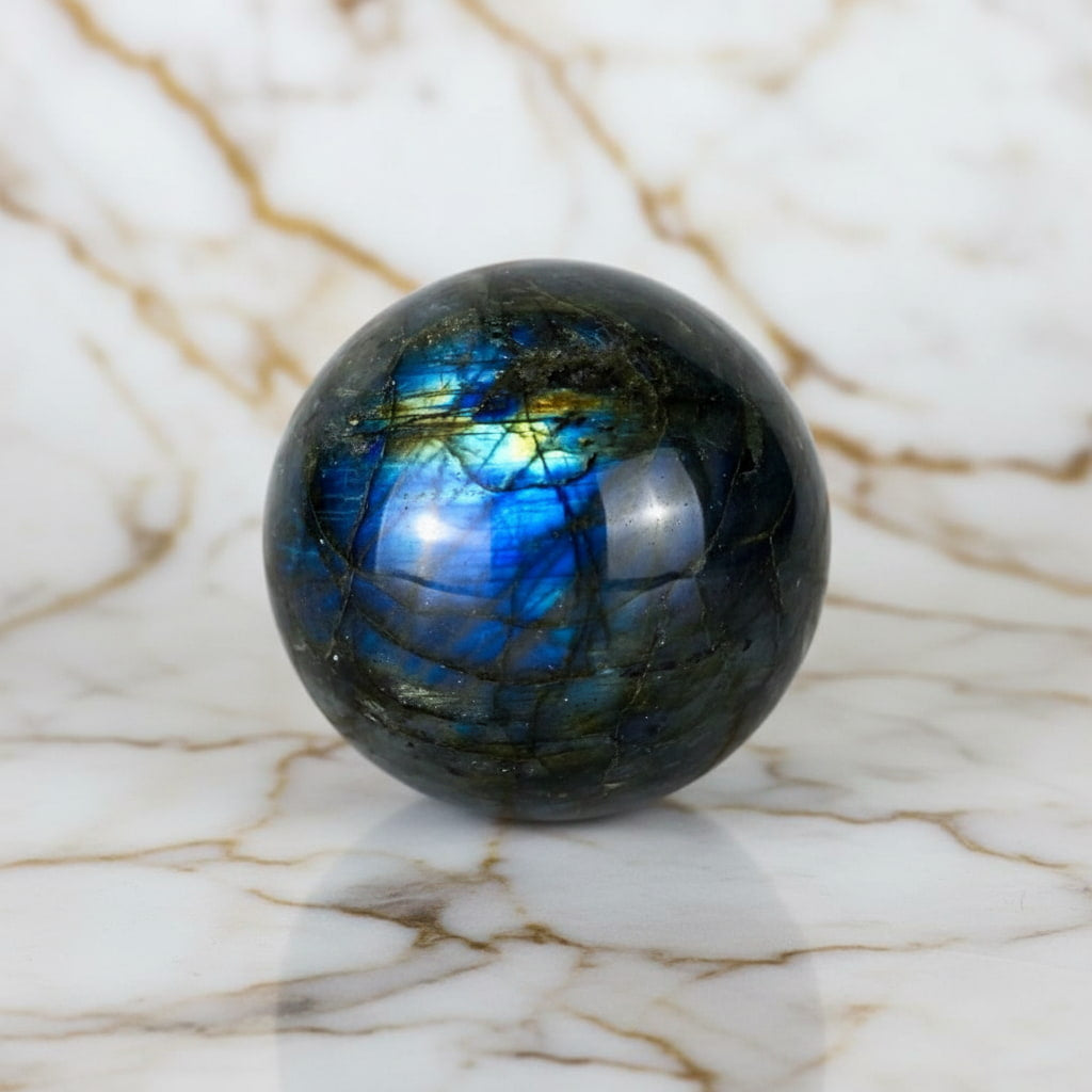 Labradorit Kugel – Magisches Farbspiel in Blau und Grün CrystalScents
