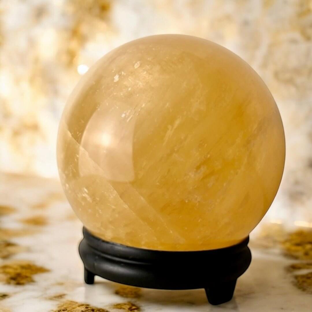Leuchtende Orange-Calcit Kugel – polierter Begleiter für Motivation
