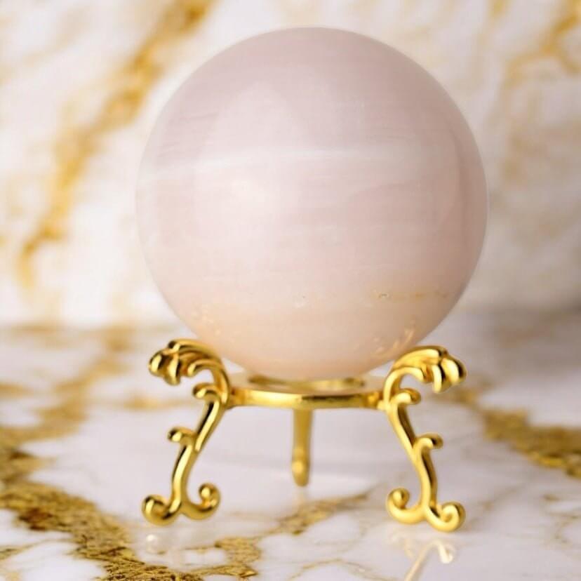 Sanft schimmernde Kugel aus rosa Calcit – Stein der Geborgenheit und inneren Balance