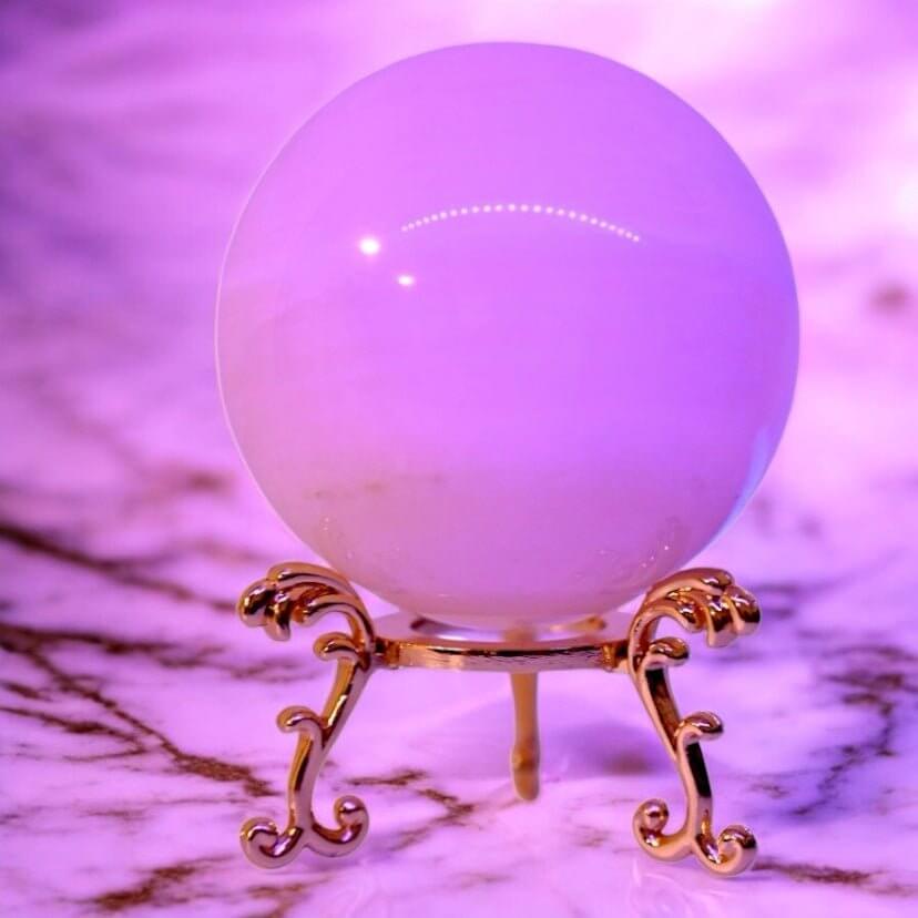 Sanft schimmernde Kugel aus rosa Calcit – Stein der Geborgenheit und inneren Balance