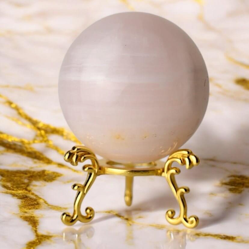 Sanft schimmernde Kugel aus rosa Calcit – Stein der Geborgenheit und inneren Balance