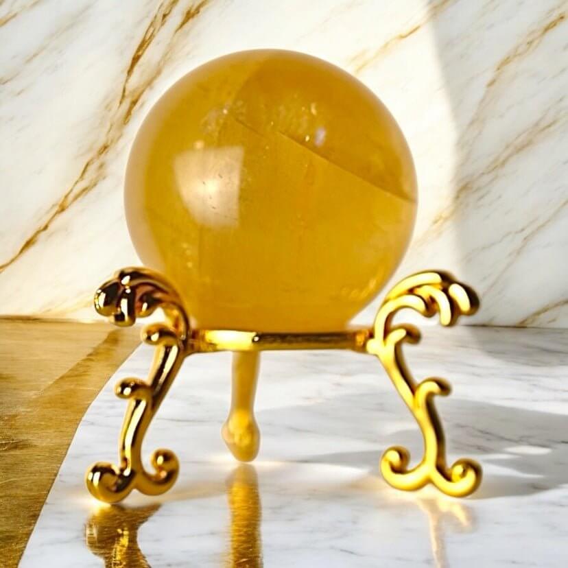 Strahlende Calcit Kugel in Orange – Symbol für Lebensfreude und Kreativität