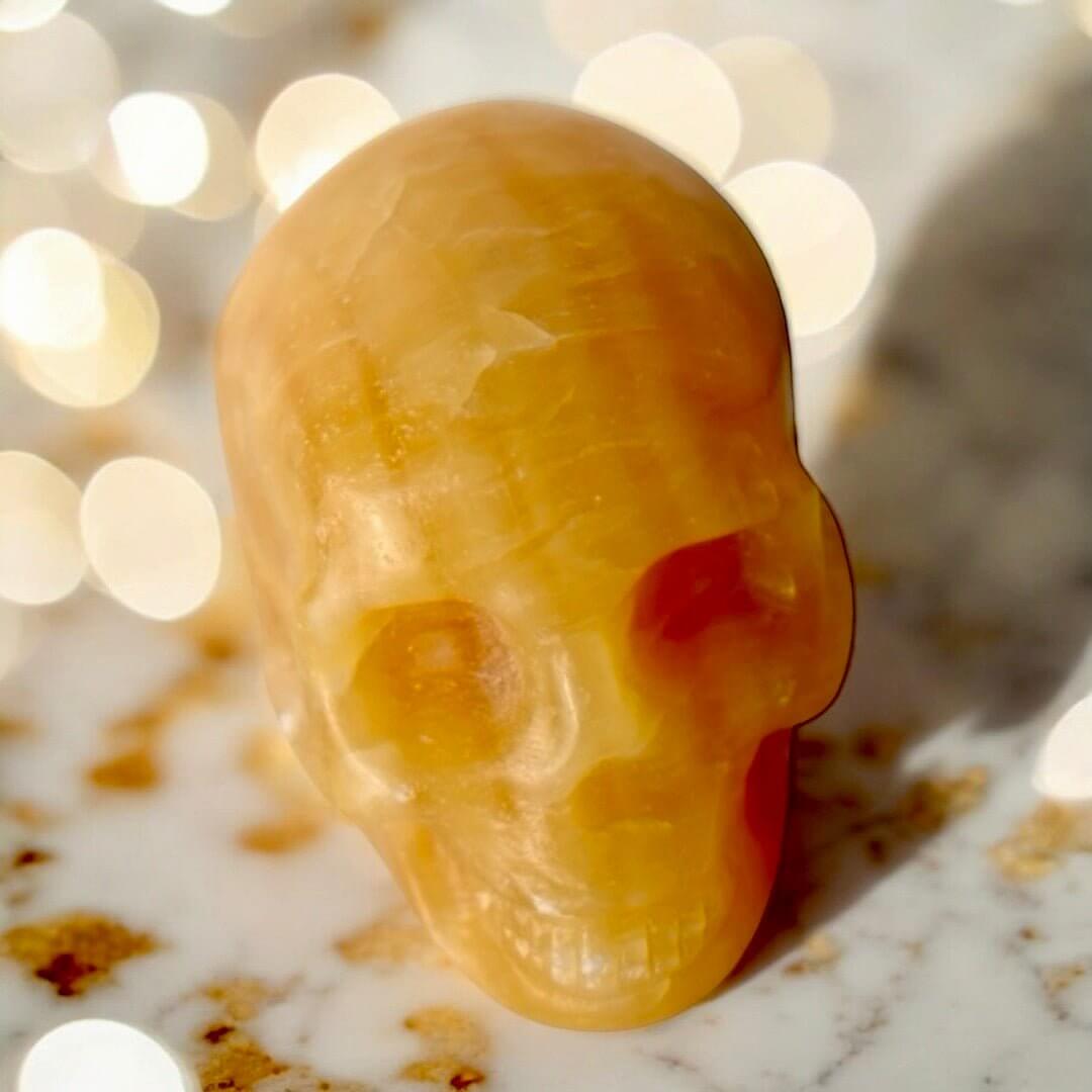 Oranger Calcit-Schädel – Kraftvolles Kristallobjekt für dekorative Akzente
