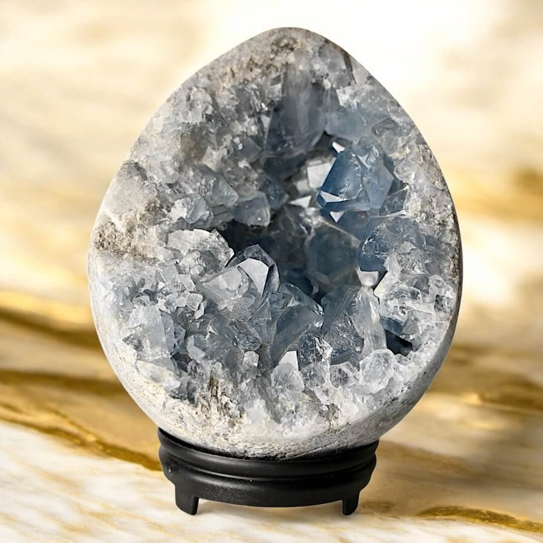 Strahlend blaues Celestit-Cluster Ei – vereint Schönheit mit sanfter Energie