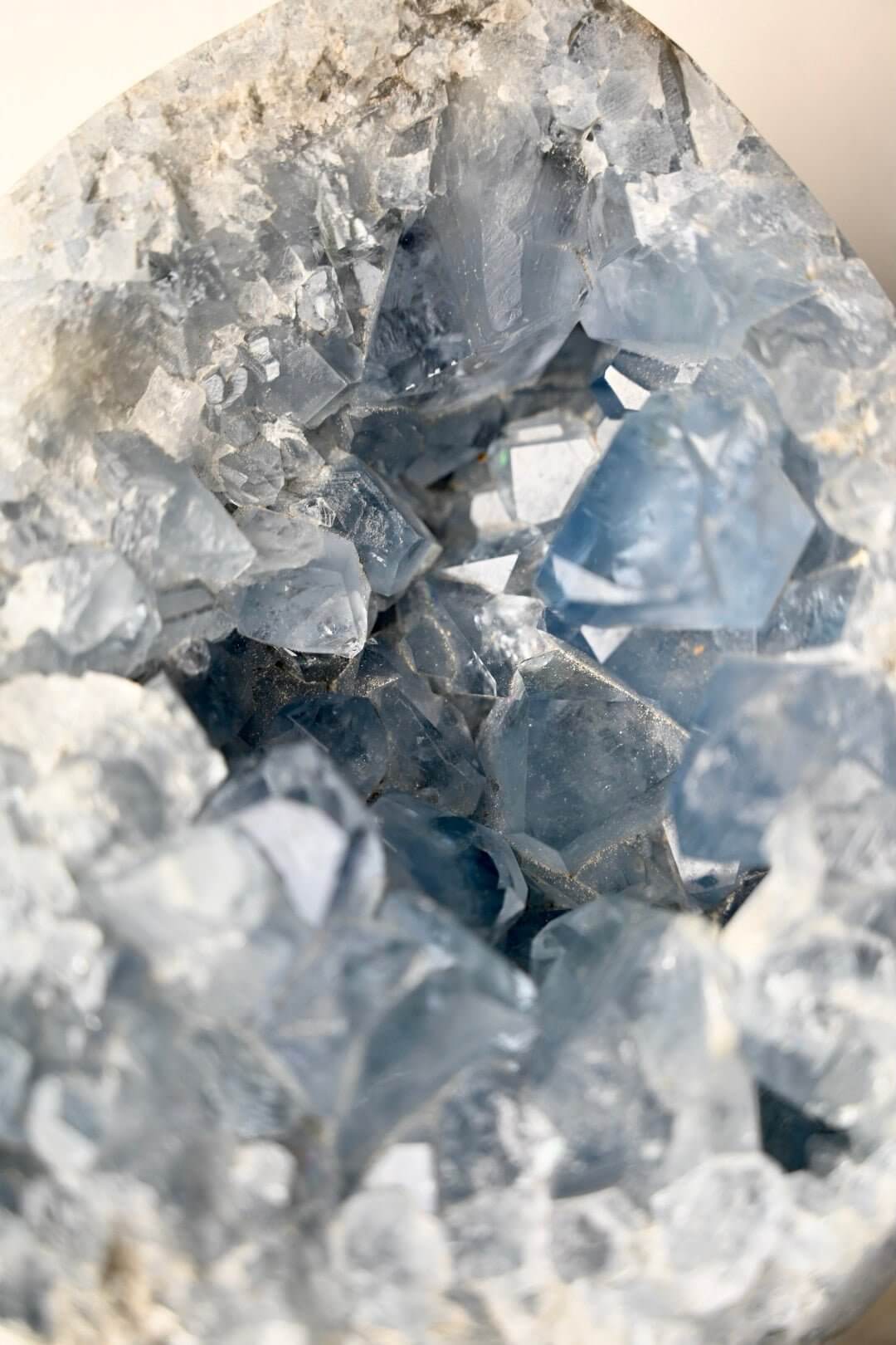 Strahlend blaues Celestit-Cluster Ei – vereint Schönheit mit sanfter Energie