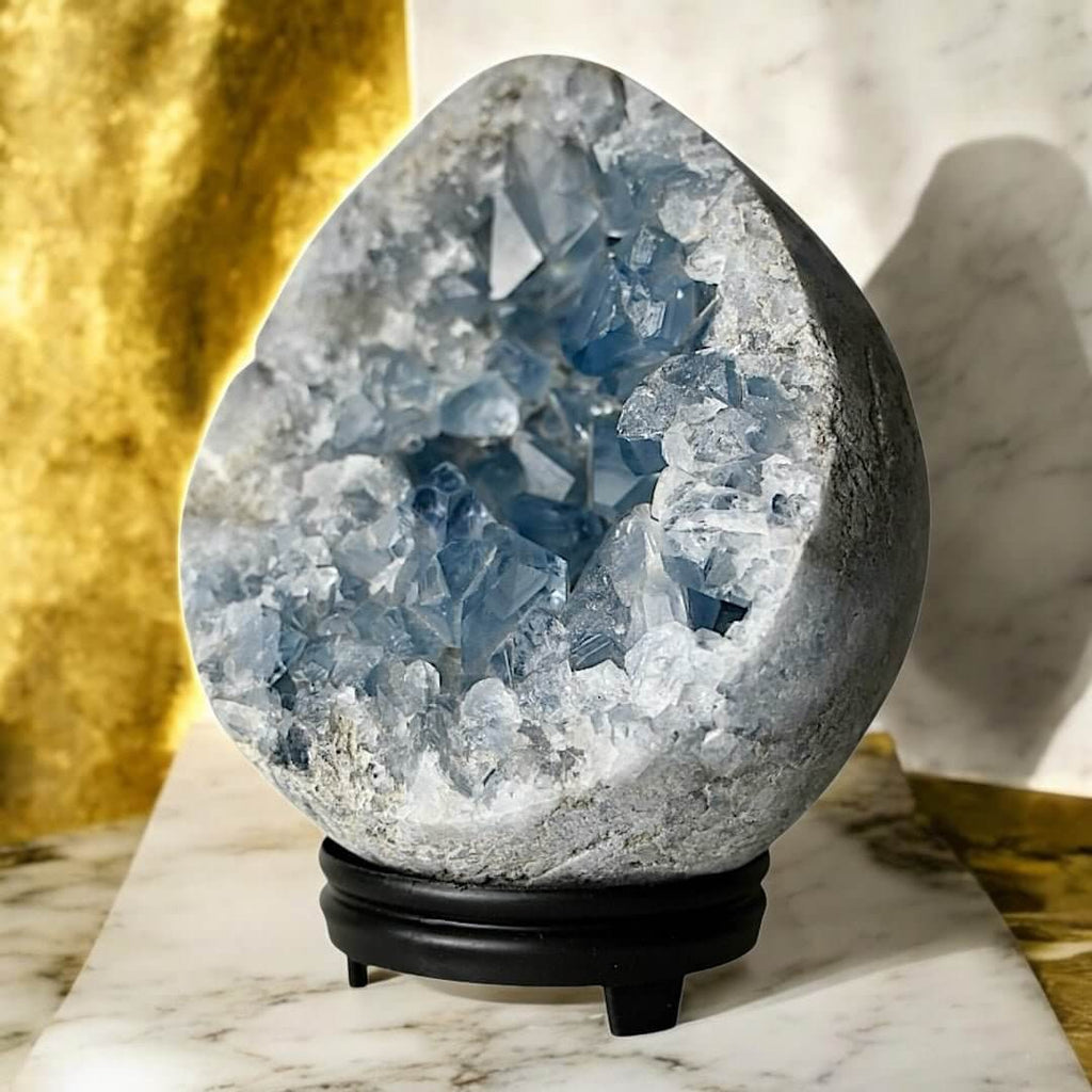 Strahlend blaues Celestit-Cluster Ei – vereint Schönheit mit sanfter Energie