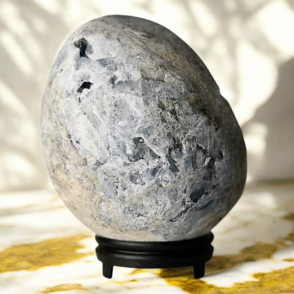 Strahlend blaues Celestit-Cluster Ei – vereint Schönheit mit sanfter Energie