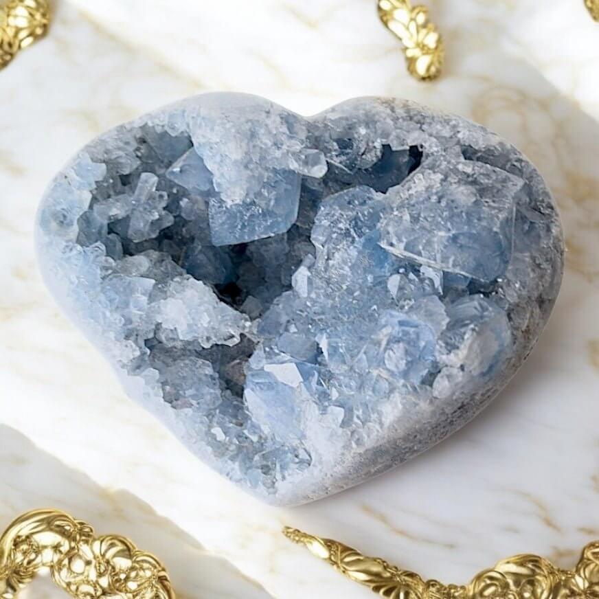 Himmelblaues Celestit-Cluster Herz – ein Symbol für Liebe und spirituelle Verbundenheit