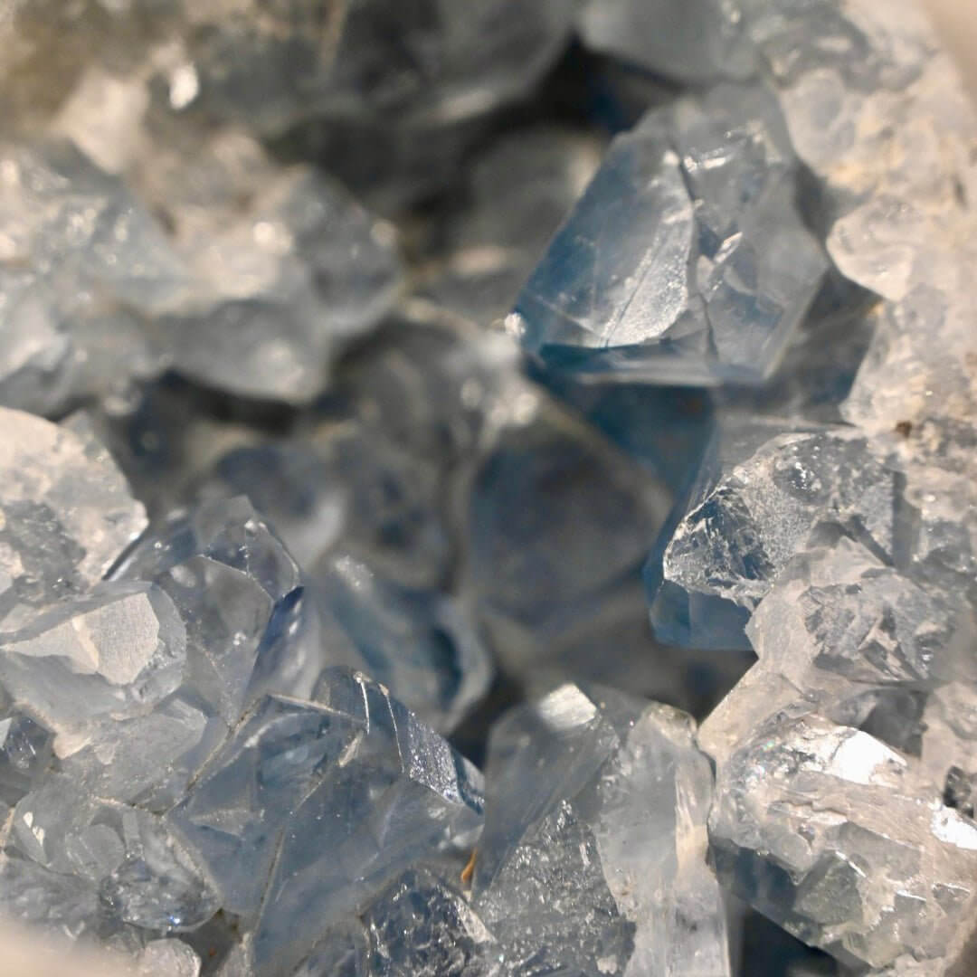 Himmelblaues Celestit-Cluster Herz – ein Symbol für Liebe und spirituelle Verbundenheit