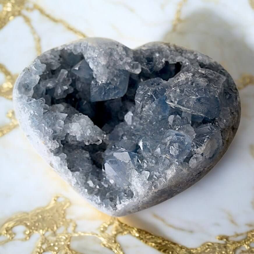 Himmelblaues Celestit-Cluster Herz – ein Symbol für Liebe und spirituelle Verbundenheit